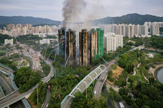 El humo se eleva desde el incendio de un apartamento en el distrito de Tai Po de Hong Kong, China, el 27 de noviembre de 2025. El incendio, que comenzó el 26 de noviembre, ha causado la muerte de al menos 44 personas y ha dejado 279 desaparecidos. 