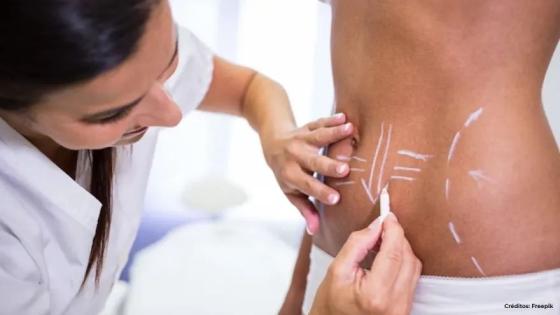 La Fiscalía imputó cargos a dos mujeres que practicaban lipólisis láser ilegal en Medellín. 