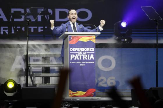 El precandidato a la presidencia de Colombia, Abelardo De La Espriella, habla durante la Gran Convención de Defensores de la Patria este lunes, en Bogotá