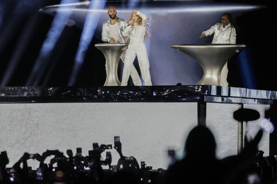 Shakira conquistó Bogotá, por tercera vez, con un show lleno de emociones La cantante colombiana Shakira se presenta durante un concierto de su gira 'Las mujeres ya no lloran World Tour' este sábado, en el Vive Claro Distrito Cultural en Bogotá (Colombia)