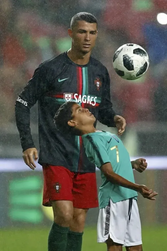 Cristiano Ronaldo y su hijo Jr 