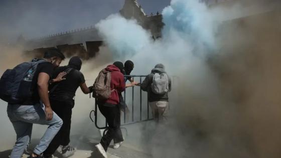 Lo que inició como marcha pacífica acabó con enfrentamientos en el Zócalo.