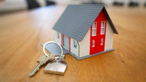 El Decreto 1166 elimina licencias en proyectos de vivienda social y genera fuertes críticas. 