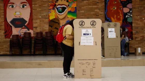 Persona votando en elecciones colombianas.