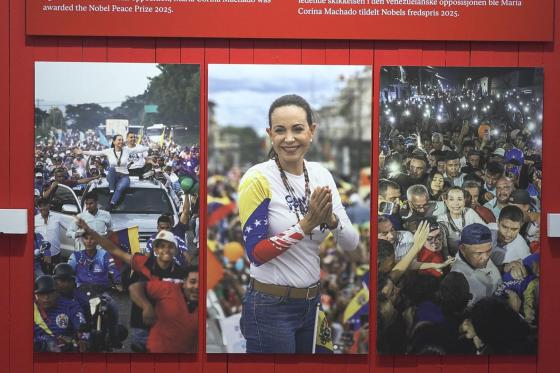 Vista de varias fotografías en una exposición en Oslo, Noruega, que documenta el activismo político de la opositora venezolana María Corina Machado y el éxodo de millones de sus compatriotas por la situación política del país, este martes. El Centro del Nobel de la Paz inaugura esta semana esta muestra, coincidiendo con la entrega del premio Nobel de la Paz a Machado. 