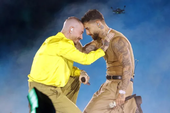 Los cantantes colombianos J Balvin (i) y Maluma se presentan en el concierto ‘Hecho en Medellín, Ciudad primavera’ en el estadio Atanasio Girardot en Medellín