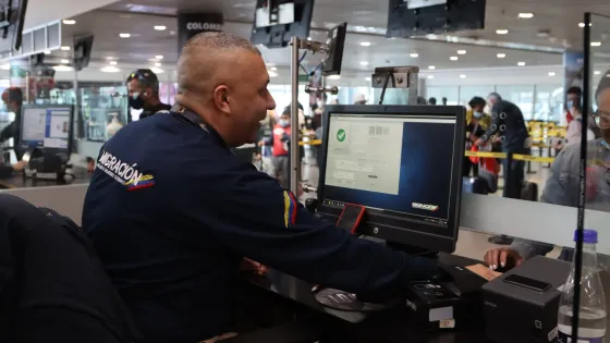 Funcionario de Migración Colombia