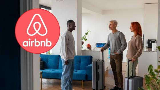 Personas alquilando un Airbnb.