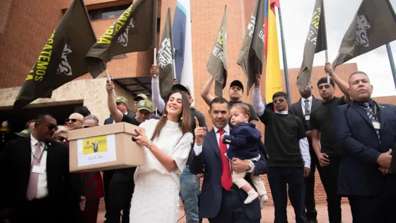 Daniel Palacios entregando firmas