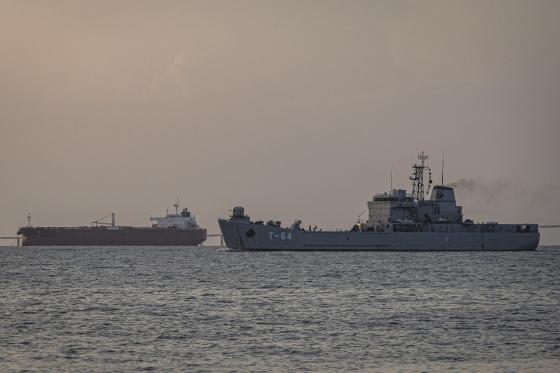 Fotografía de un buque de patrulla naval de la Armada desde el malecón del Lago de Maracaibo este miércoles, en Maracaibo (Venezuela).