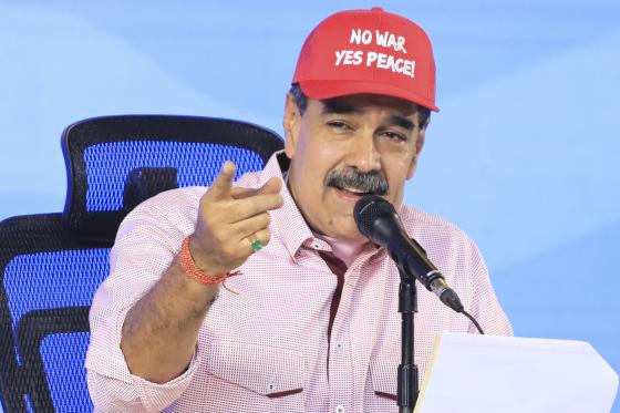Fotografía cedida por Prensa Miraflores del presidente de Venezuela, Nicolás Maduro, hablando en un acto de gobierno este martes, en Caracas (Venezuela). Maduro estrenó una gorra roja similar a la de su homólogo estadounidense, Donald Trump, pero con el mensaje de "no a la guerra, sí a la paz", el lema que ha utilizado en las últimas semanas para denunciar el despliegue militar de Washington en el Caribe que considera como una "amenaza". 