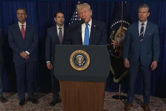 Captura de video tomada de una transmisión de La Casa Blanca del presidente de Estados Unidos, Donald Trump (c), durante una declaración junto al secretario de Estado Marco Rubio (2-i) y el secretario de Guerra Pete Hegseth (d) este sábado, desde Palm Beach (FL, EE.UU.).