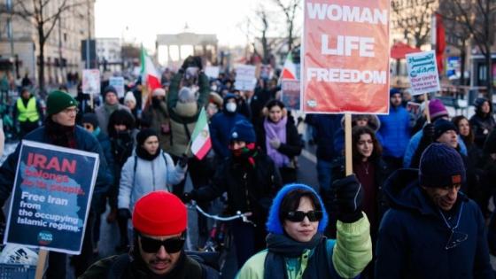 ONG internacionales denuncian que la represión a las protestas en Irán habría dejado cientos de muertos.