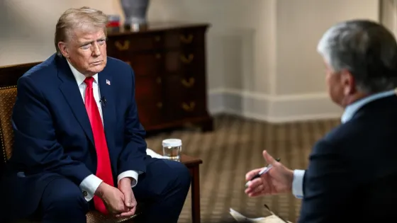 Fotografía difundida en la cuenta en X @WhiteHouse de La Casa Blanca del presidente de EE.UU., Donald Trump, durante una entrevista con el periodista Sean Hannity este jueves, en Washington (EE.UU.).