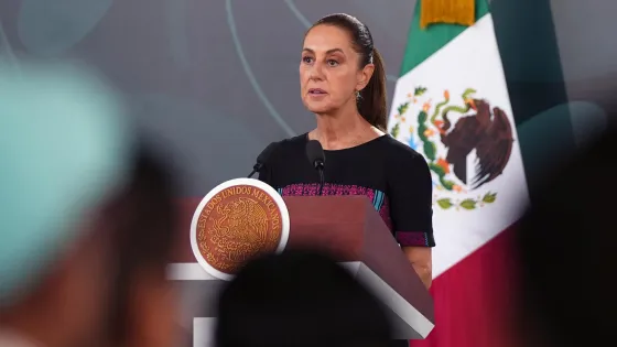 La presidenta de México, Claudia Sheinbaum, habla durante una rueda de prensa este viernes, en la ciudad de Acapulco (México). Sheinbaum señaló que buscará “estrechar la comunicación” con su homólogo estadounidense, Donald Trump, quien aseguró que va a "empezar a atacar por tierra" a los carteles mexicanos, a los que acusó de estar "matando a 250.000 o 300.000 personas” en su país cada año. 
