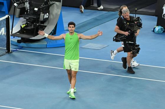 Carlos Alcaraz de España celebra su victoria en la semifinal masculina contra Alexander Zverev de Alemania en el día 13 del torneo de tenis Abierto de Australia 2026 en Melbourne