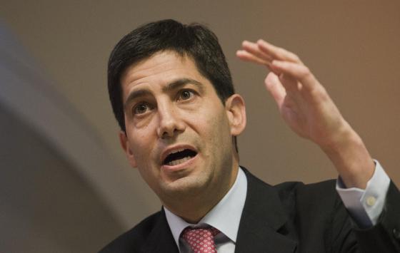 En la imagen, Kevin Warsh presenta el Informe Warsh en el Banco de Inglaterra en Londres el pasado 11 de diciembre de 2024.