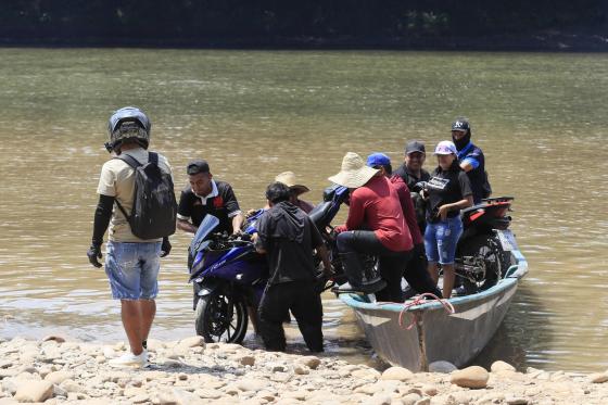 Personas llegan en lancha provenientes de Ecuador este viernes, en el cruce irregular sobre el río San Miguel que conecta a San Miguel (Colombia) con la zona rural de Lago Agrio (Ecuador).