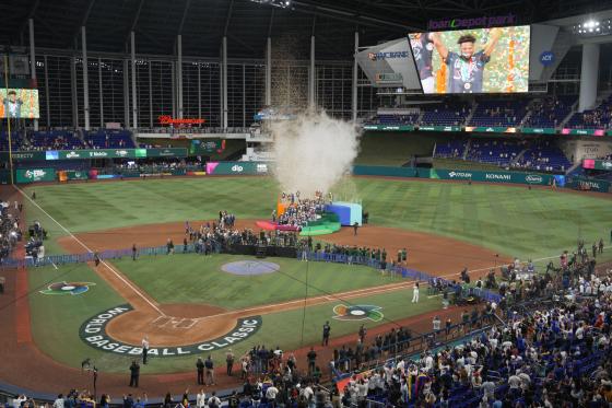Jugadores de Venezuela celebran con el trofeo al ganar este martes, la final del Clásico Mundial de Béisbol ante Estados Unidos en el estadio LoanDepot Park en Miami (Estados Unidos). 