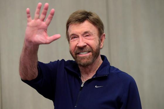 Fotografía de archivo del 26 de noviembre del 2018 que muestra al actor estadounidense Chuck Norris saludando en la 15º campaña de la fundación benéfica Shoe Box en el hotel Kempinski Corvinus de Budapest (Hungría). Norris falleció a los 86 años. 