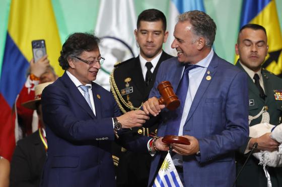 El presidente de Colombia, Gustavo Petro (i); hace el traspaso de la presidencia pro tempore de la Comunidad de Estados Latinoamericanos y Caribeños (Celac) a su homólogo de Uruguay, Yamadú Orsi (d), este sábado en Bogotá (Colombia).