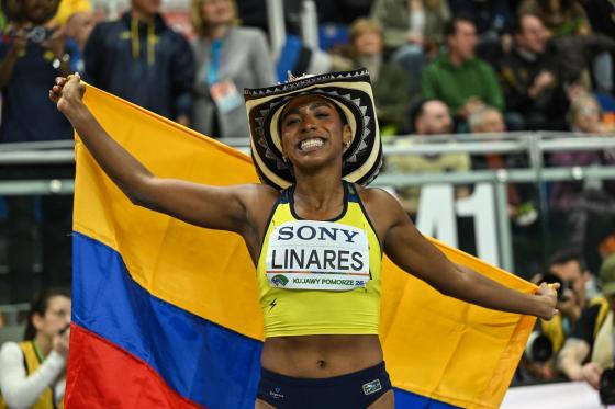 Bronze medalist Natalia Linares of Colombia poses for a photo after the Women's Long Jump Final at the World Athletics Indoor Championships in Torun, Poland, 22 March 2026. (Mundial de Atletismo, Salto de longitud, Polonia)