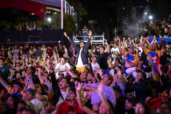 Personas celebran la victoria de Venezuela ante Estados Unidos en la final del Clásico Mundial de Béisbol 2026 este martes, en Caracas (Venezuela). 