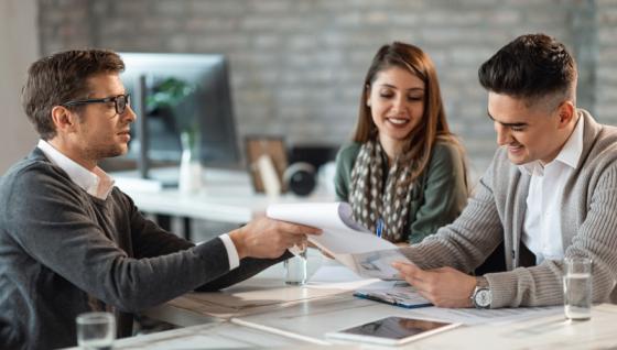 Imagen de referencia de personas en banco.