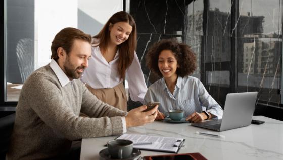 Imagen de referencia de personas trabajando. 