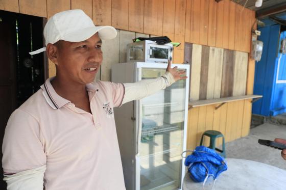 El comerciante José Mesa habla junto a su negocio cerrado este viernes, del lado ecuatoriano del Puente Internacional San Miguel, que conecta a San Miguel (Colombia) con la zona rural de Lago Agrio (Ecuador). 