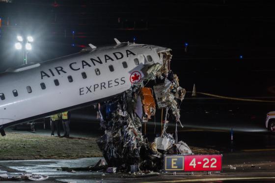 Los servicios de emergencia trabajan en el lugar del accidente de un avión de Air Canada en el Aeropuerto Internacional LaGuardia, en el distrito de Queens, Nueva York, EE. UU., este lunes. 