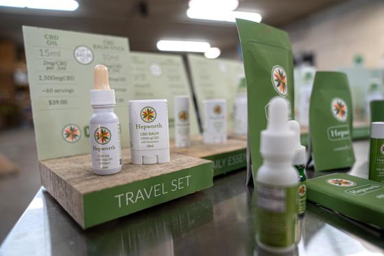 Fotografía de archivo del 2 de diciembre de 2022 que muestra botellas de aceite de cannabidol (CBD) en una planta de procesamiento de la granja Pura Hepworth, en Milton, Nueva York (Estados Unidos).