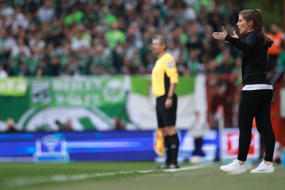 Union’s new head coach Marie-Louise Eta reacts during the Bundesliga soccer match 1. FC Union Berlin and VfL Wolfsburg in Berlin, Germany, 18 April 2026. (Alemania)