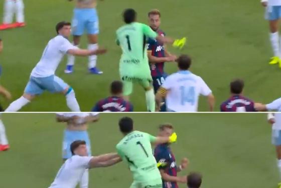 Esteban Andrada golpeando a Jairo Pulido. 