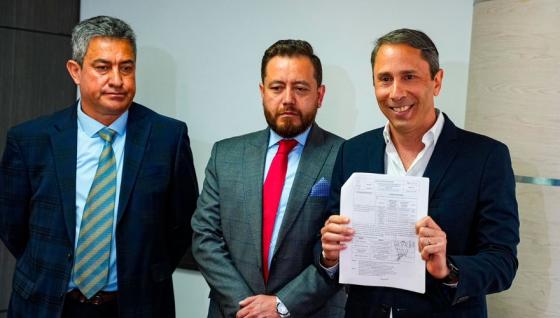 Acta de inicio de obras para ampliación de la Autopista Norte de Bogotá.