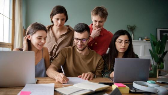 Imagen de referencia de estudiantes.