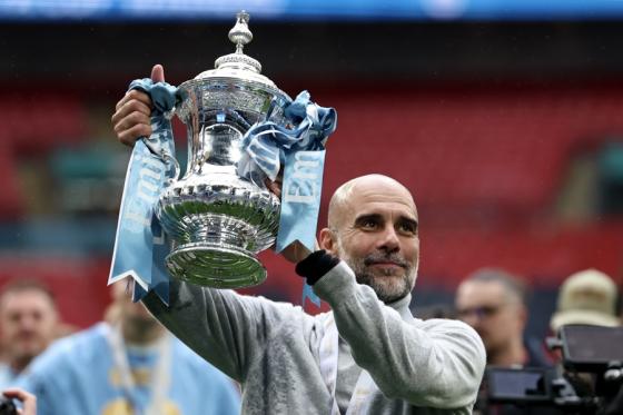 Pep Guardiola llegó a 41 títulos y acecha el récord de Ferguson. 