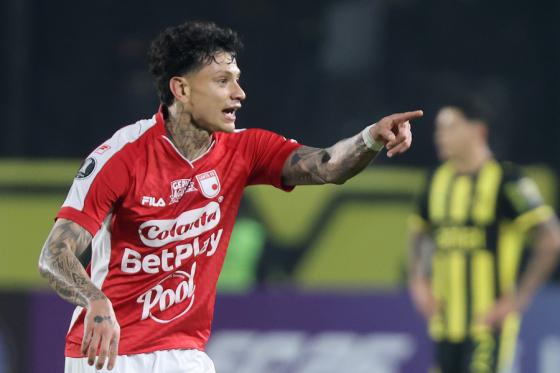 Santa Fe ante Peñarol como visitante en Copa Libertadores. 