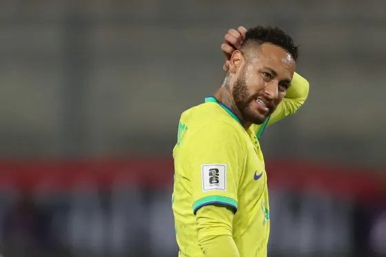 Neymar se lesiona y preocupa en la Selección de Brasil. 
