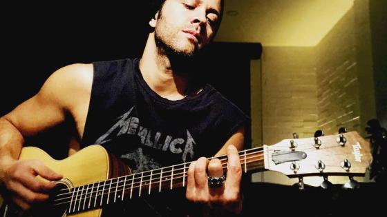 También lo apasiona la música. También lo apasiona la música.