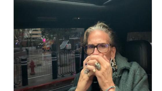 A pesar de que muchos creen que ‘Dream On’ es uno de los grandes éxitos de Aerosmith, en realidad este éxito fue escrito por Tyler y fue interpretado por primera vez en el Shaboo Inn en Willimantic (1969) con la banda en la que él tocaba para ese entonces, Chain Reaction. A pesar de que muchos creen que ‘Dream On’ es uno de los grandes éxitos de Aerosmith, en realidad este éxito fue escrito por Tyler y fue interpretado por primera vez en el Shaboo Inn en Willimantic (1969) con la banda en la que él tocaba para ese entonces, Chain Reaction.