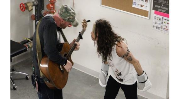or supuesto, muchos lo conocen como el líder de la legendaria banda, Aerosmith. or supuesto, muchos lo conocen como el líder de la legendaria banda, Aerosmith.