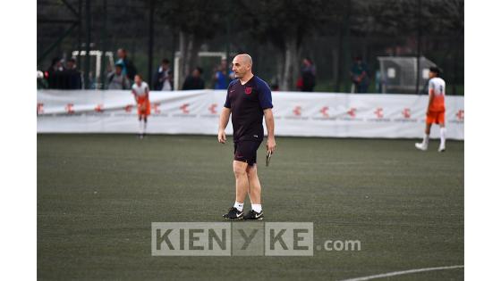 Entrenamiento de las leyendas del Barcelona previó al compromiso con las leyendas de la Selección Colombia.