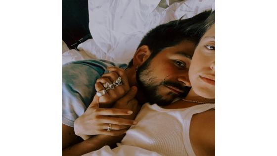 Estuvieron hablando por chat durante más de 8 meses antes de volver a verse. Estuvieron hablando por más de 8 meses antes de volver a verse.