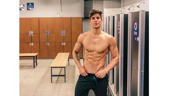 Suele compartir sus rutinas deportivas en redes sociales. Suele compartir sus rutinas deportivas en redes sociales.