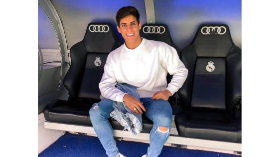 Es un gran aficionado del Real Madrid. Es un gran aficionado del Real Madrid.