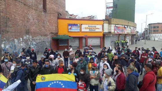Venezolanos protestan en el centro de Bogotá pidiendo ayuda del Distrito