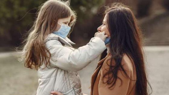 niña y mamá horarios salir a las calles