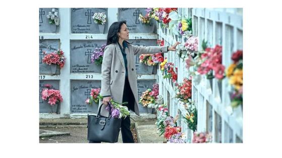 Analía visita a su mamá en el cementerio