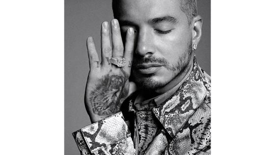 Jbalvin muestra el tatuajes que tiene en la mano 